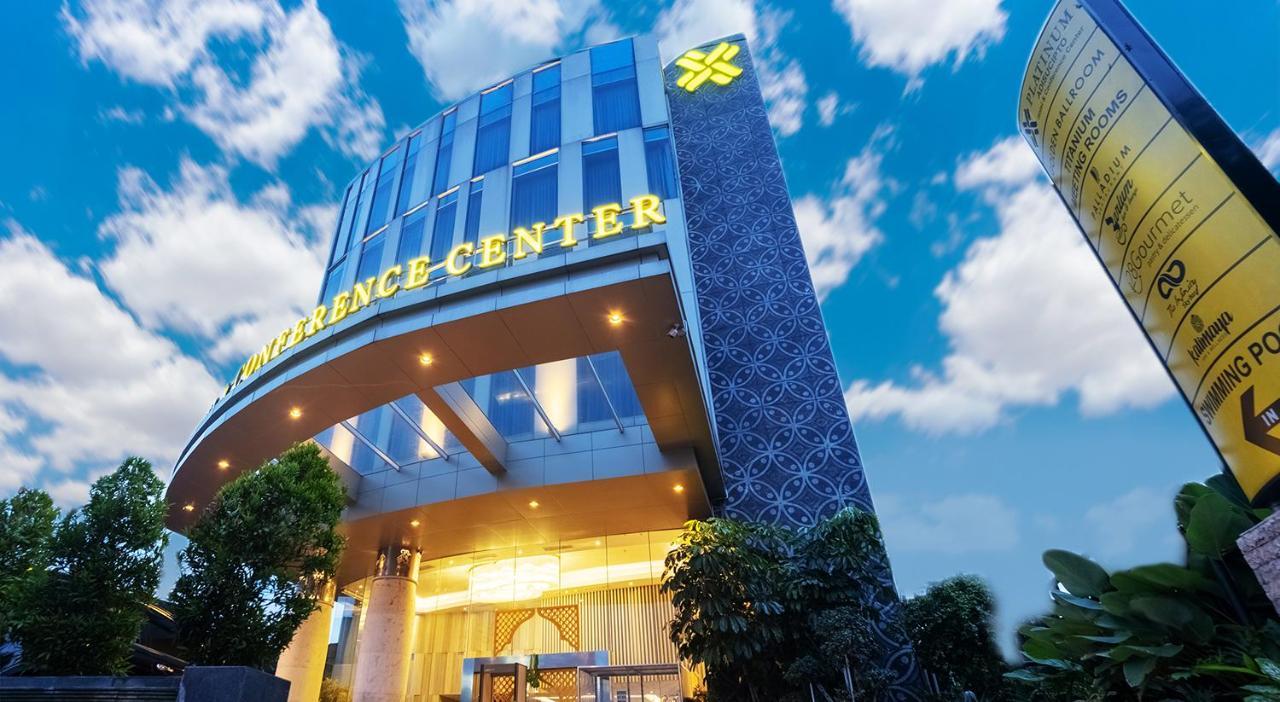 Platinum Adisucipto Hotel & Conference Center Kalasan Kültér fotó