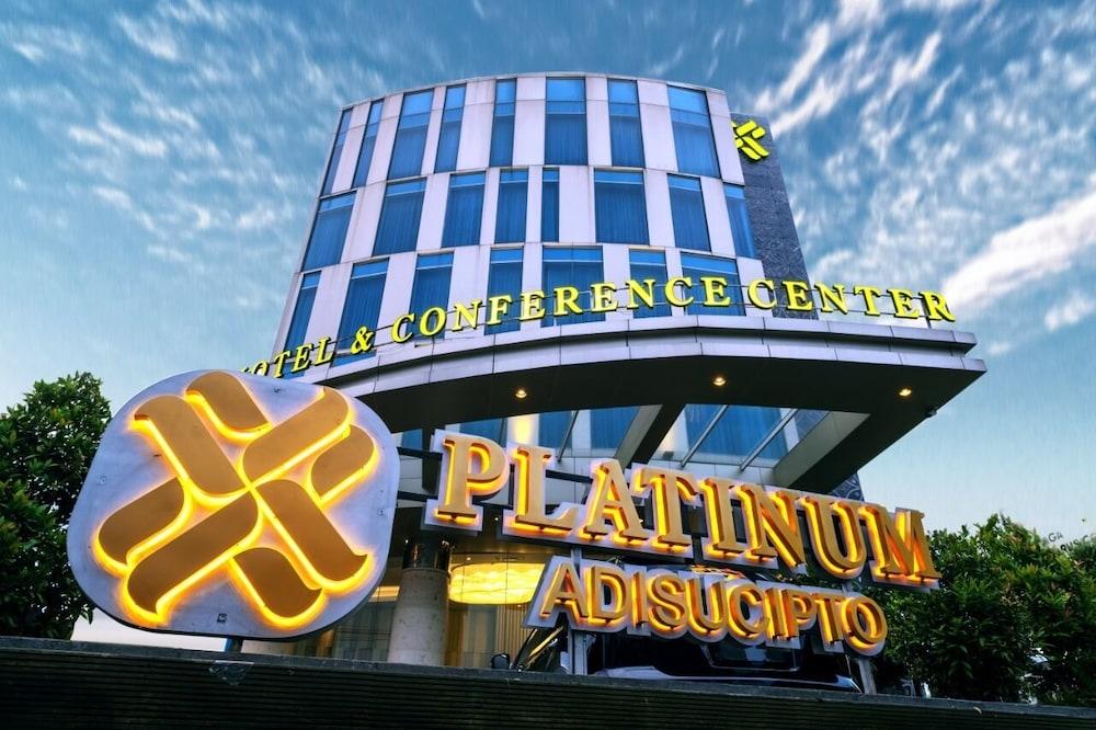Platinum Adisucipto Hotel & Conference Center Kalasan Kültér fotó
