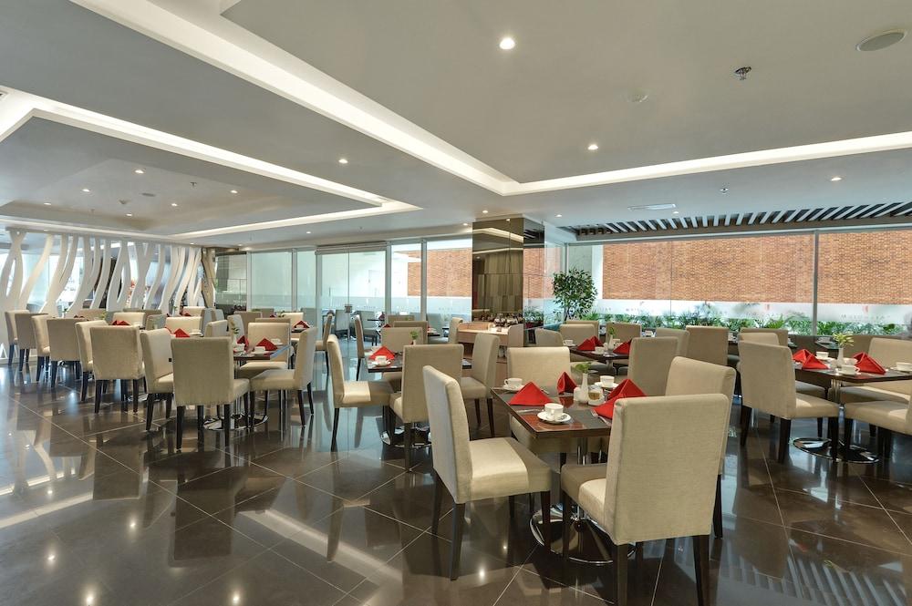 Platinum Adisucipto Hotel & Conference Center Kalasan Kültér fotó
