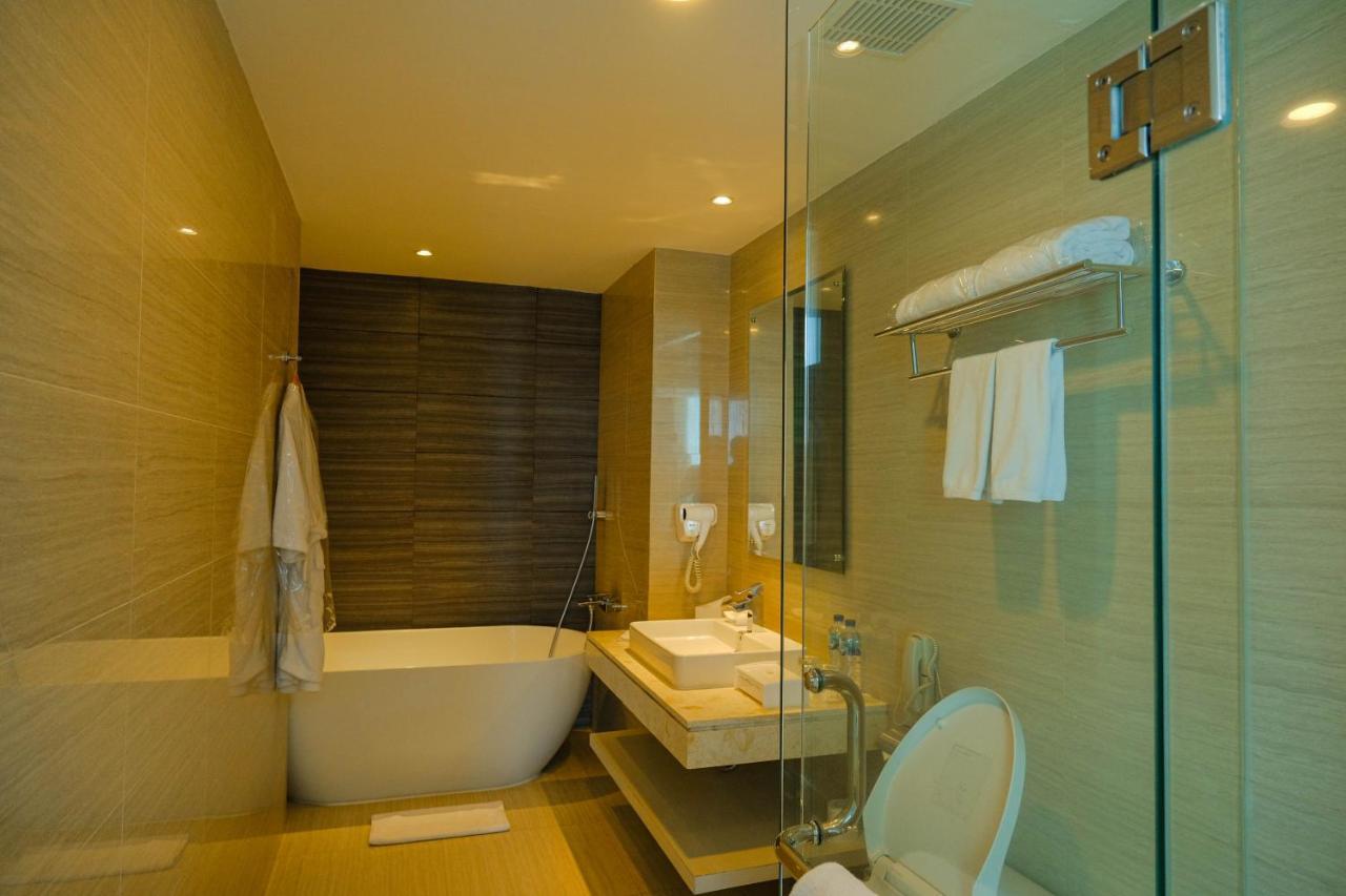 Platinum Adisucipto Hotel & Conference Center Kalasan Kültér fotó