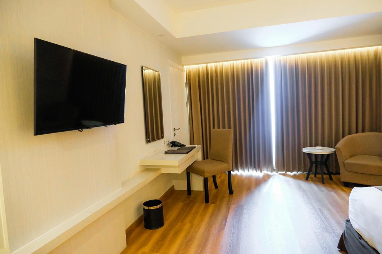 Platinum Adisucipto Hotel & Conference Center Kalasan Kültér fotó