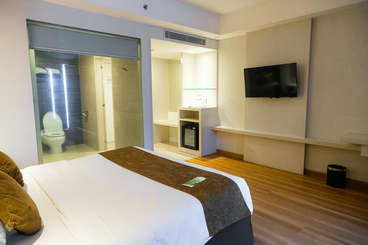Platinum Adisucipto Hotel & Conference Center Kalasan Kültér fotó
