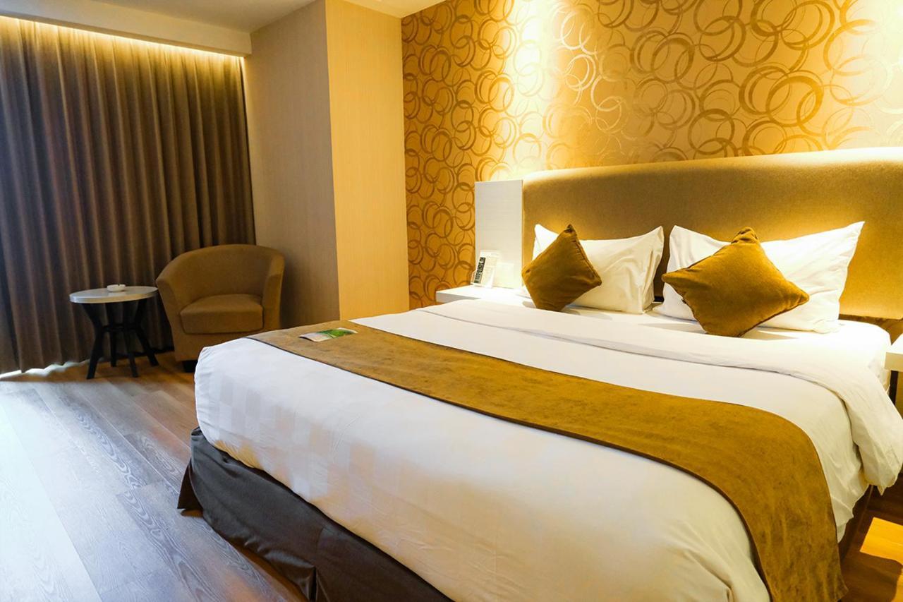 Platinum Adisucipto Hotel & Conference Center Kalasan Kültér fotó