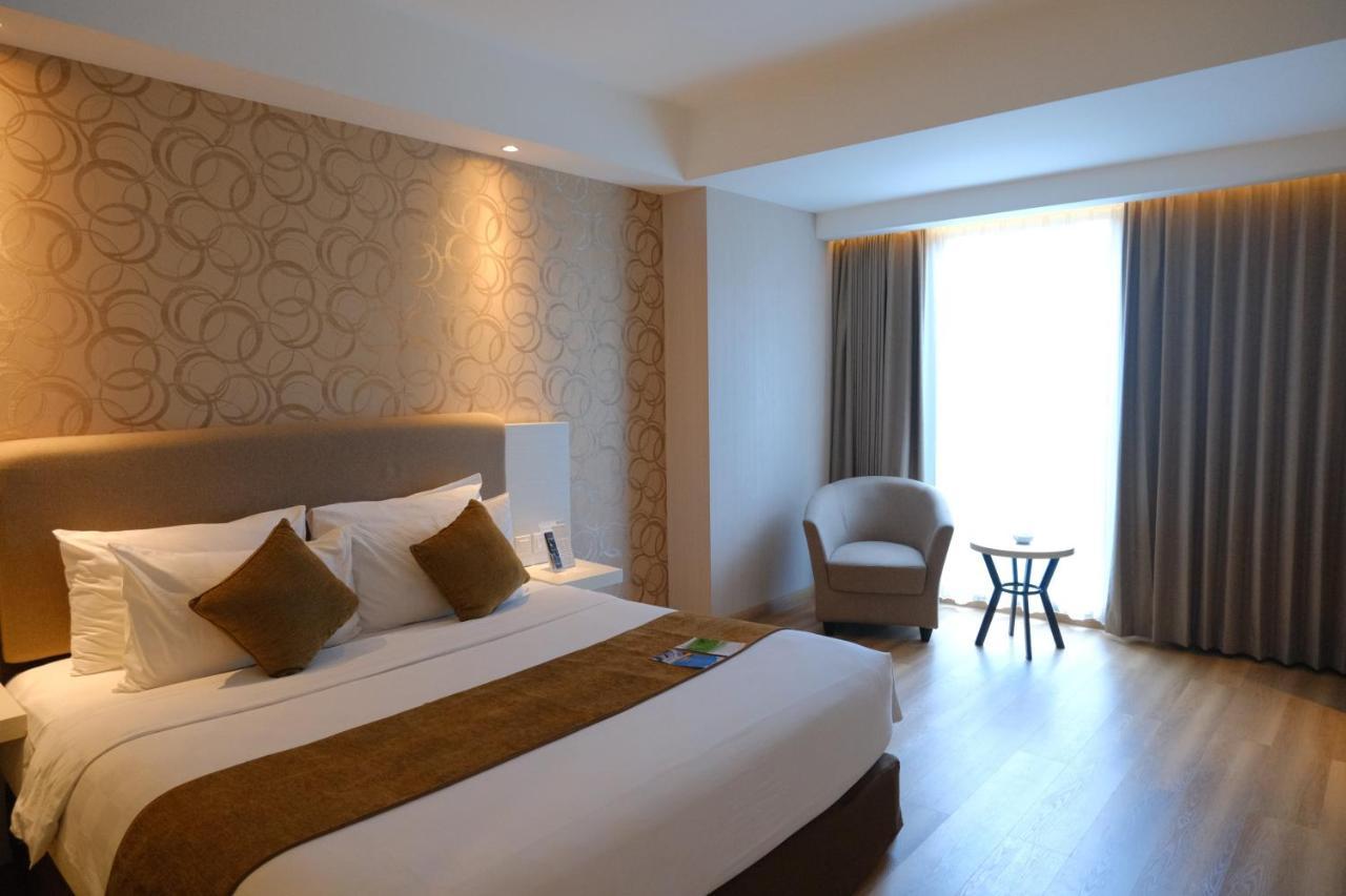 Platinum Adisucipto Hotel & Conference Center Kalasan Kültér fotó