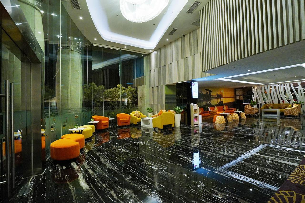 Platinum Adisucipto Hotel & Conference Center Kalasan Kültér fotó