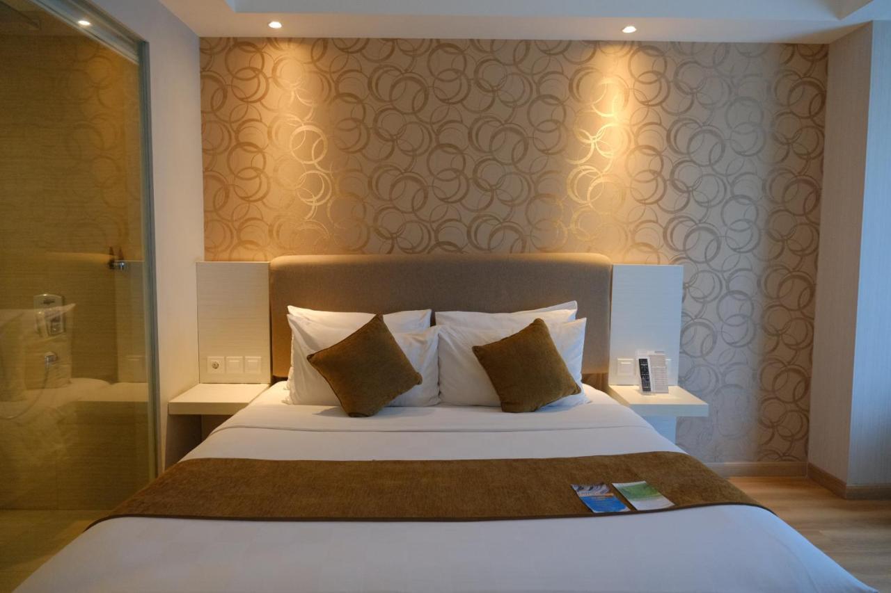 Platinum Adisucipto Hotel & Conference Center Kalasan Kültér fotó