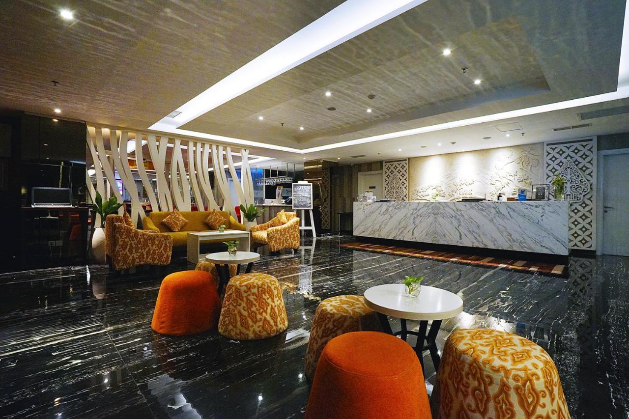 Platinum Adisucipto Hotel & Conference Center Kalasan Kültér fotó