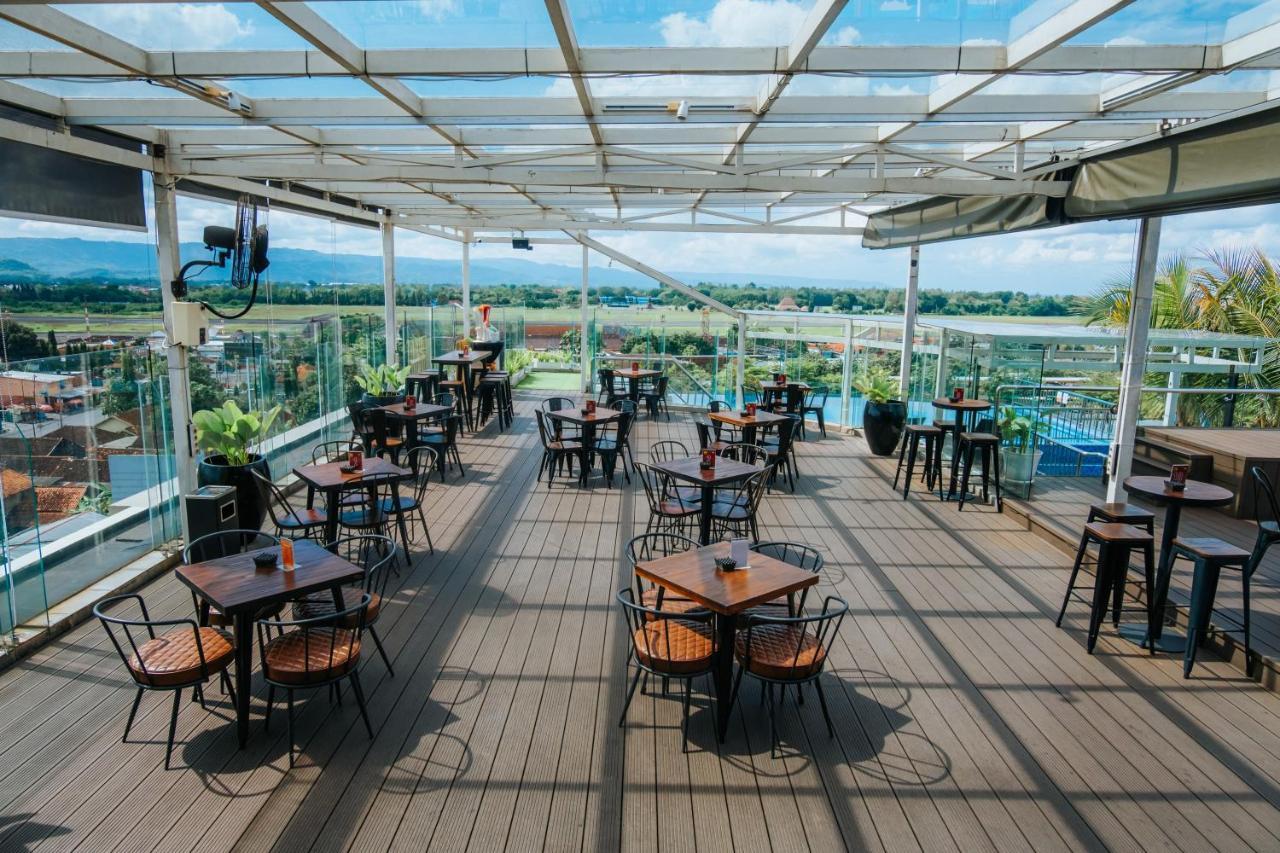 Platinum Adisucipto Hotel & Conference Center Kalasan Kültér fotó