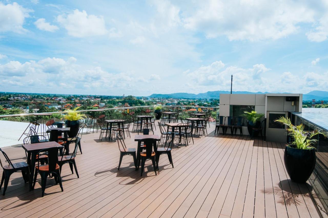 Platinum Adisucipto Hotel & Conference Center Kalasan Kültér fotó