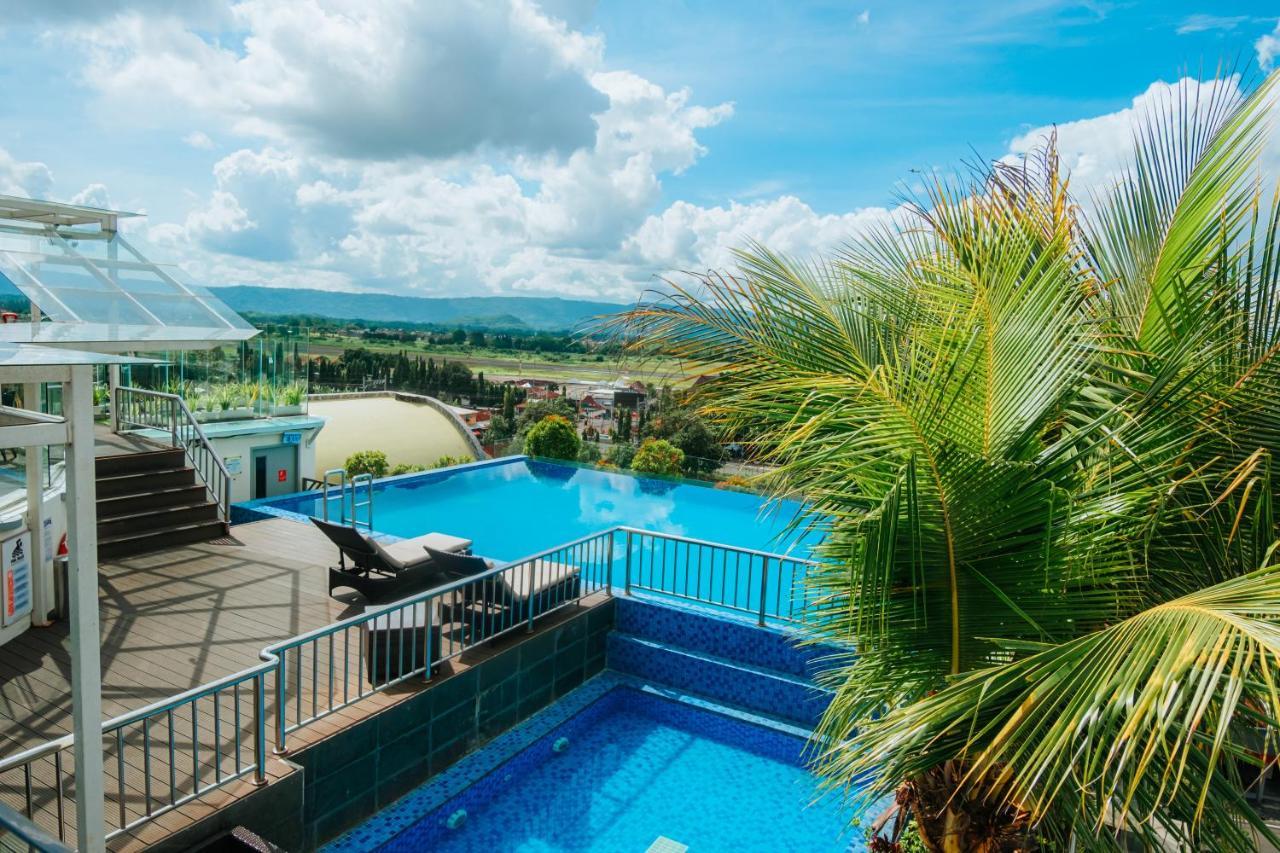 Platinum Adisucipto Hotel & Conference Center Kalasan Kültér fotó
