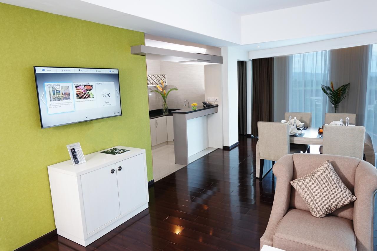 Platinum Adisucipto Hotel & Conference Center Kalasan Kültér fotó