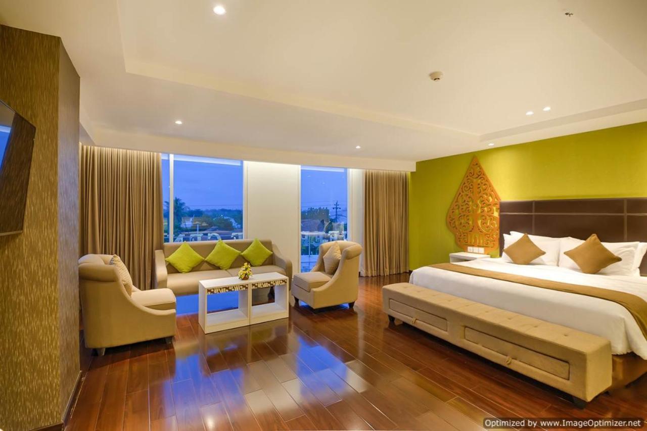Platinum Adisucipto Hotel & Conference Center Kalasan Kültér fotó