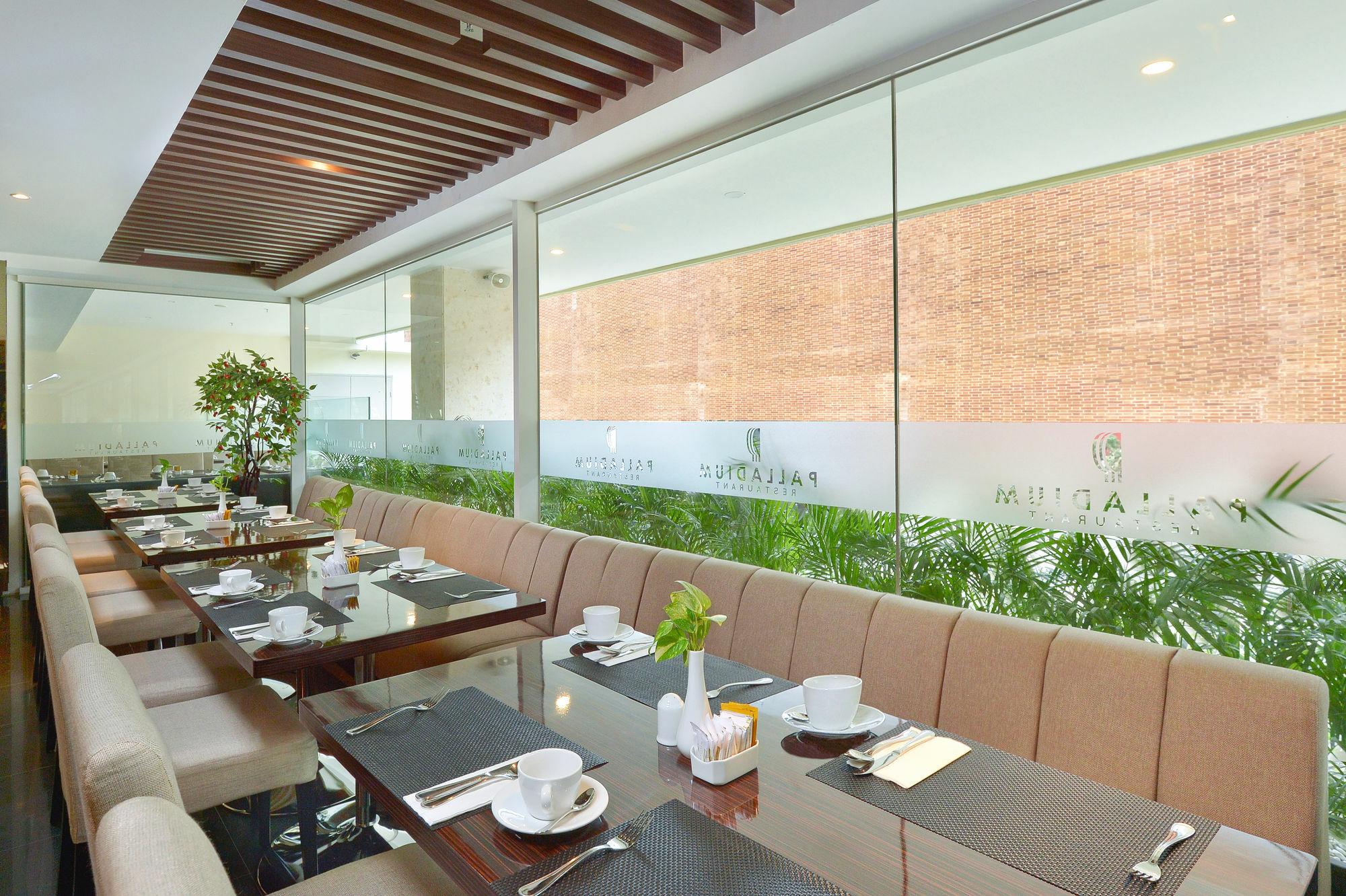 Platinum Adisucipto Hotel & Conference Center Kalasan Kültér fotó