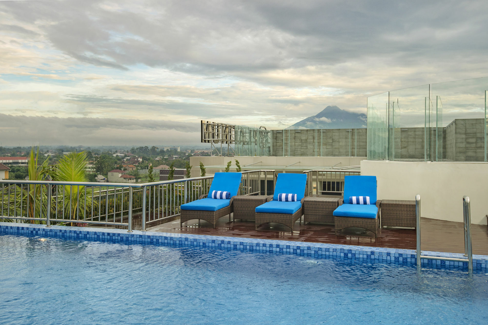 Platinum Adisucipto Hotel & Conference Center Kalasan Kültér fotó