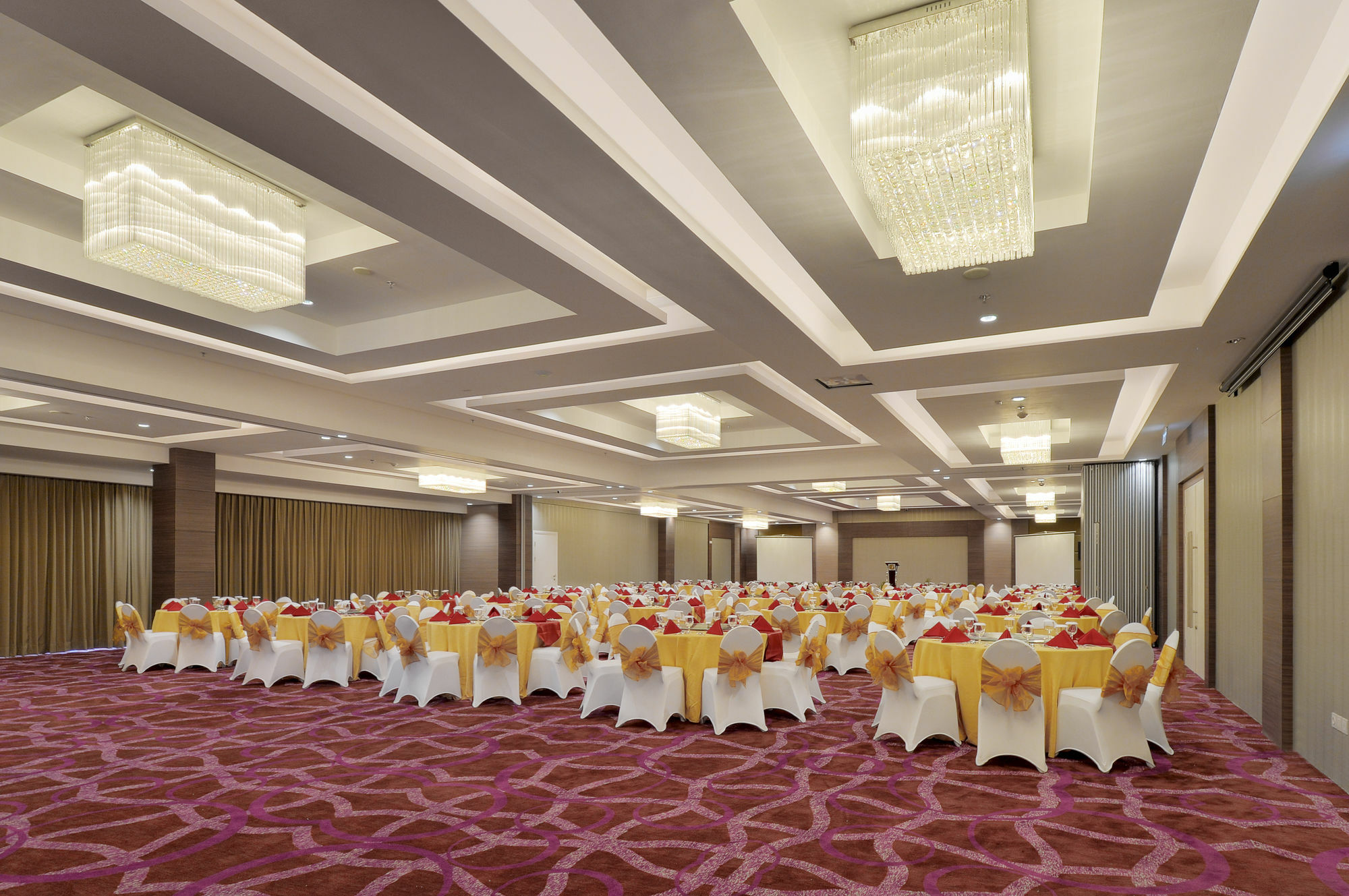 Platinum Adisucipto Hotel & Conference Center Kalasan Kültér fotó
